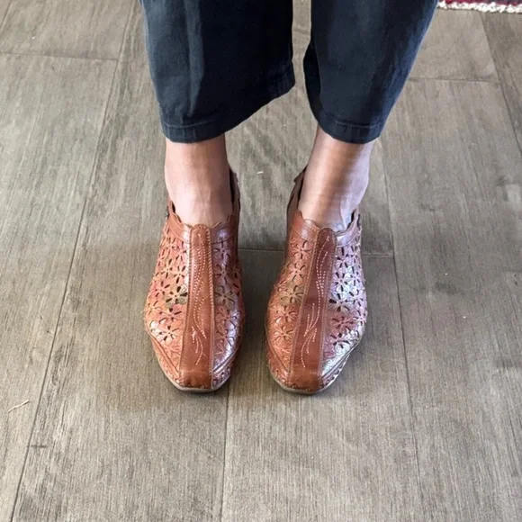 PIKOLINOS Women's Floral Cutout Leather Loafers - Tan - Picture 8 of 9